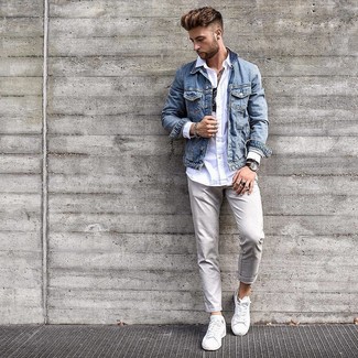 Hellblaue Jeansjacke kombinieren – 500+ Herren Outfits: Vereinigen Sie eine hellblaue Jeansjacke mit einer hellbeige Chinohose für ein bequemes Outfit, das außerdem gut zusammen passt. Suchen Sie nach leichtem Schuhwerk? Vervollständigen Sie Ihr Outfit mit weißen Leder niedrigen Sneakers für den Tag.