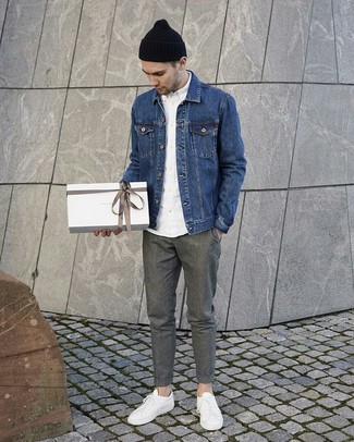 Wie blaue Jeansjacke mit grauer Wollchinohose zu kombinieren – 8 Casual Herren Outfits: Erwägen Sie das Tragen von einer blauen Jeansjacke und einer grauen Wollchinohose für einen bequemen Alltags-Look. Suchen Sie nach leichtem Schuhwerk? Entscheiden Sie sich für weißen Leder niedrige Sneakers für den Tag.