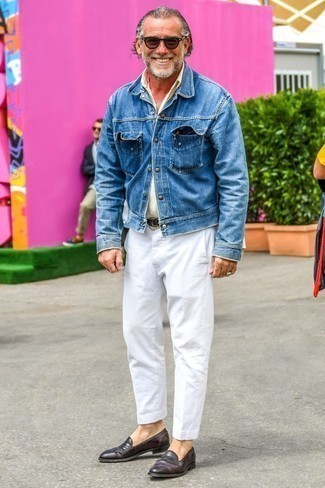 50 Jährige: Weiße Chinohose kombinieren – 75 Smart-Casual Sommer Herren Outfits: Kombinieren Sie eine blaue Jeansjacke mit einer weißen Chinohose für ein großartiges Wochenend-Outfit. Fühlen Sie sich ideenreich? Ergänzen Sie Ihr Outfit mit dunkelbraunen Leder Slippern. Ein trendiger Look für den Sommer.