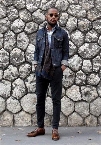 Dunkelblauen Schal mit Paisley-Muster kombinieren – 9 Smart-Casual Herren Outfits warm Wetter: Eine dunkelblaue Jeansjacke und ein dunkelblauer Schal mit Paisley-Muster sind eine perfekte Outfit-Formel für Ihre Sammlung. Fühlen Sie sich mutig? Wählen Sie braunen Leder Slipper mit Quasten.