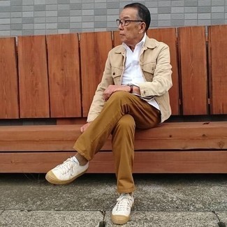 60 Jährige: Braune Lederuhr kombinieren – 127 Herren Outfits: Eine hellbeige Jeansjacke und eine braune Lederuhr sind eine perfekte Outfit-Formel für Ihre Sammlung. Fühlen Sie sich ideenreich? Entscheiden Sie sich für weißen Segeltuch niedrige Sneakers.