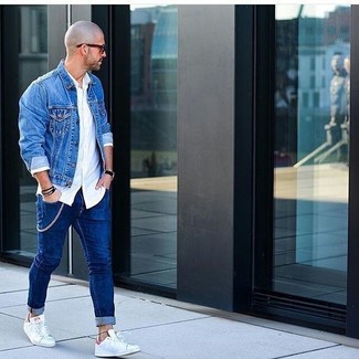 Wie blaue Jeansjacke mit weißer und dunkelblauer niedriger Sneakers zu kombinieren – 194 Casual Herren Outfits warm Wetter: Entscheiden Sie sich für eine blaue Jeansjacke und blauen enge Jeans für ein großartiges Wochenend-Outfit. Vervollständigen Sie Ihr Look mit weißen und dunkelblauen niedrigen Sneakers.