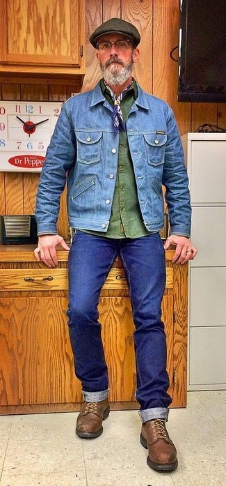 Wie dunkelblaue enge Jeans mit rotbrauner Lederfreizeitstiefel zu kombinieren – 16 Smart-Casual Herren Outfits: Vereinigen Sie eine blaue Jeansjacke mit dunkelblauen engen Jeans, um mühelos alles zu meistern, was auch immer der Tag bringen mag. Fühlen Sie sich mutig? Komplettieren Sie Ihr Outfit mit einer rotbraunen Lederfreizeitstiefeln.