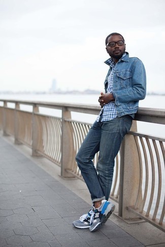 Blaue Jeansjacke kombinieren – 500+ Herren Outfits: Paaren Sie eine blaue Jeansjacke mit dunkelblauen Jeans, um mühelos alles zu meistern, was auch immer der Tag bringen mag. Wenn Sie nicht durch und durch formal auftreten möchten, ergänzen Sie Ihr Outfit mit grauen Sportschuhen.
