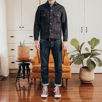 30 Jährige: Welche Jeansjacken mit grauen Langarmhemdes zu tragen – 25 Herren Outfits: Tragen Sie eine Jeansjacke und ein graues Langarmhemd für ein großartiges Wochenend-Outfit. Fühlen Sie sich ideenreich? Komplettieren Sie Ihr Outfit mit dunkelroten hohen Sneakers aus Segeltuch.