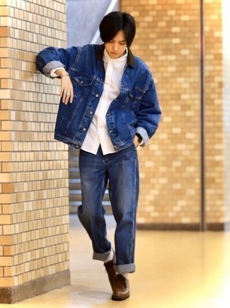 Teenager: Wie dunkelblaue Jeansjacke mit blauer Jeans zu kombinieren – 3 Herren Outfits: Vereinigen Sie eine dunkelblaue Jeansjacke mit blauen Jeans, um mühelos alles zu meistern, was auch immer der Tag bringen mag. Braune Chukka-Stiefel aus Leder sind eine perfekte Wahl, um dieses Outfit zu vervollständigen.