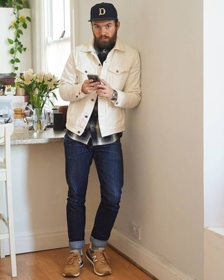 Graue Socken kombinieren – 500+ Herren Outfits: Eine weiße Jeansjacke und graue Socken sind eine gute Outfit-Formel für Ihre Sammlung. Komplettieren Sie Ihr Outfit mit beige Sportschuhen.