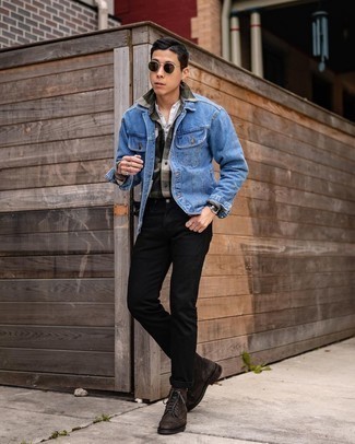 Welche Jeans mit blauer Jeansjacke zu tragen – 500+ Herren Outfits: Erwägen Sie das Tragen von einer blauen Jeansjacke und Jeans für ein bequemes Outfit, das außerdem gut zusammen passt. Fühlen Sie sich mutig? Entscheiden Sie sich für eine dunkelbraune Wildlederfreizeitstiefel.