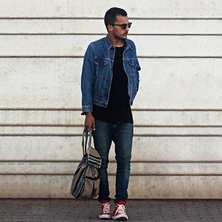 Dunkelbraunen Segeltuch Rucksack kombinieren – 100 Herren Outfits: Eine blaue Jeansjacke und ein dunkelbrauner Segeltuch Rucksack sind eine gute Outfit-Formel für Ihre Sammlung. Rote hohe Sneakers aus Segeltuch sind eine einfache Möglichkeit, Ihren Look aufzuwerten.
