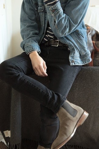 Dunkelblaues Langarmshirt kombinieren – 209 Herren Outfits: Kombinieren Sie ein dunkelblaues Langarmshirt mit dunkelgrauen Jeans für einen entspannten Wochenend-Look. Fügen Sie hellbeige Chelsea Boots aus Wildleder für ein unmittelbares Style-Upgrade zu Ihrem Look hinzu.