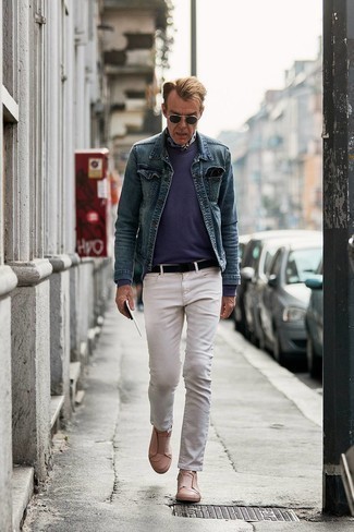 50 Jährige: Welche Jeansjacken mit weißer Jeans zu tragen – 2 Sommer Herren Outfits: Kombinieren Sie eine Jeansjacke mit weißen Jeans, um mühelos alles zu meistern, was auch immer der Tag bringen mag. Dieses Outfit passt hervorragend zusammen mit beige Slip-On Sneakers aus Leder. Dieses Outfit eignet sich wunderbar für den Sommer.