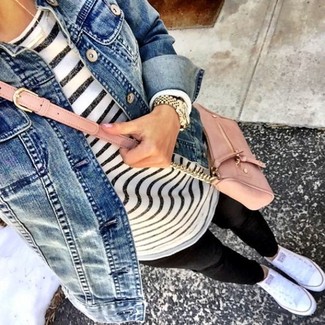 blaue Jeansjacke, weißes und schwarzes horizontal gestreiftes Langarmshirt, schwarze Leggings, weiße niedrige Sneakers für Damen