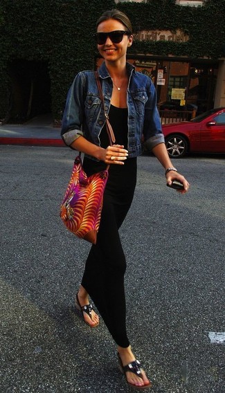 Miranda Kerr trägt blaue Jeansjacke, schwarzes Maxikleid, schwarze Leder Zehentrenner, fuchsia bedruckte Segeltuch Umhängetasche