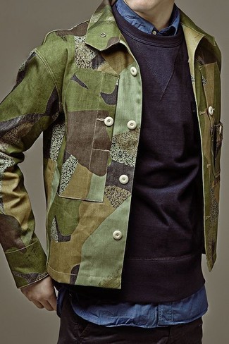 Camouflage Jacke kombinieren – 378 Herren Outfits: Tragen Sie eine Camouflage Jacke und eine schwarze Chinohose für ein Alltagsoutfit, das Charakter und Persönlichkeit ausstrahlt.