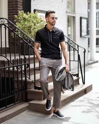 Dunkelgraue Sonnenbrille kombinieren – 500+ Herren Outfits: Für ein bequemes Couch-Outfit, kombinieren Sie eine graue Jeansjacke mit einer dunkelgrauen Sonnenbrille. Fühlen Sie sich mutig? Entscheiden Sie sich für schwarzen Slip-On Sneakers aus Leder.