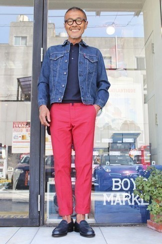 Rosa Chinohose kombinieren – 119 Herren Outfits: Vereinigen Sie eine blaue Jeansjacke mit einer rosa Chinohose, um mühelos alles zu meistern, was auch immer der Tag bringen mag. Putzen Sie Ihr Outfit mit dunkelblauen Leder Slippern.