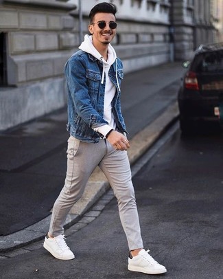 Wie Pullover mit einem Kapuze mit Jeansjacke zu kombinieren – 284 Herren Outfits: Kombinieren Sie eine Jeansjacke mit einem Pullover mit einem Kapuze für ein Alltagsoutfit, das Charakter und Persönlichkeit ausstrahlt. Vervollständigen Sie Ihr Look mit weißen Leder niedrigen Sneakers.
