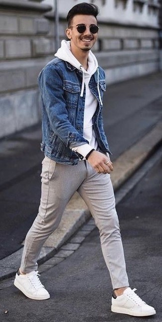 blaue Jeansjacke, weißer Pullover mit einem Kapuze, graue Wollchinohose, weiße Leder niedrige Sneakers für Herren