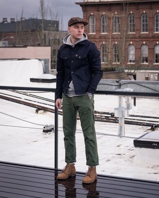 20 Jährige: Jeansjacke kombinieren – 500+ Herren Outfits: Tragen Sie eine Jeansjacke und eine olivgrüne Chinohose für ein bequemes Outfit, das außerdem gut zusammen passt. Fühlen Sie sich mutig? Vervollständigen Sie Ihr Outfit mit einer braunen Wildlederfreizeitstiefeln.