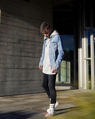 Hellblaue Jeansjacke kombinieren – 151 Frühling Herren Outfits: Kombinieren Sie eine hellblaue Jeansjacke mit dunkelgrauen engen Jeans, um mühelos alles zu meistern, was auch immer der Tag bringen mag. Weiße Segeltuch niedrige Sneakers sind eine perfekte Wahl, um dieses Outfit zu vervollständigen. Dieser Look ist hervorragend für die Übergangszeit geeignet.