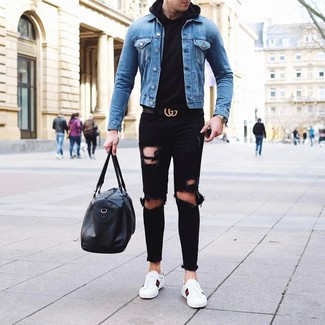 Wie dunkelblaue Jeansjacke mit schwarzer Jeans zu kombinieren – 168 Herren Outfits: Vereinigen Sie eine dunkelblaue Jeansjacke mit schwarzen Jeans für einen entspannten Wochenend-Look. Komplettieren Sie Ihr Outfit mit weißen Leder niedrigen Sneakers.