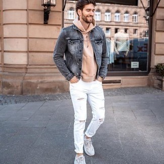 Weiße Sneakersocken kombinieren – 500+ Herren Outfits: Eine graue Jeansjacke und weiße Sneakersocken sind eine großartige Outfit-Formel für Ihre Sammlung. Vervollständigen Sie Ihr Look mit grauen Sportschuhen.