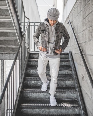 Graue Jeansjacke kombinieren – 175 Herren Outfits: Eine graue Jeansjacke und weiße Jeans mit Destroyed-Effekten sind das Outfit Ihrer Wahl für faule Tage. Fühlen Sie sich ideenreich? Komplettieren Sie Ihr Outfit mit weißen Segeltuch niedrigen Sneakers.