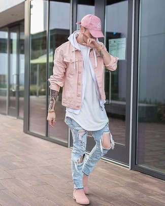 Rosa Jeansjacke kombinieren – 14 Herren Outfits: Kombinieren Sie eine rosa Jeansjacke mit hellblauen Jeans mit Destroyed-Effekten für einen entspannten Wochenend-Look. Fühlen Sie sich ideenreich? Vervollständigen Sie Ihr Outfit mit rosa Chelsea Boots aus Wildleder.