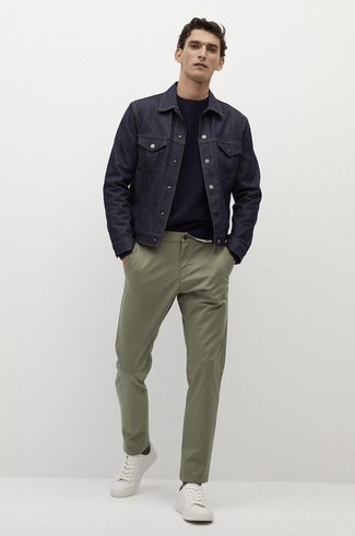 Dunkelblaue Jeansjacke kombinieren – 500+ Herren Outfits: Tragen Sie eine dunkelblaue Jeansjacke und eine olivgrüne Chinohose für ein Alltagsoutfit, das Charakter und Persönlichkeit ausstrahlt. Fühlen Sie sich ideenreich? Entscheiden Sie sich für weißen Segeltuch niedrige Sneakers.