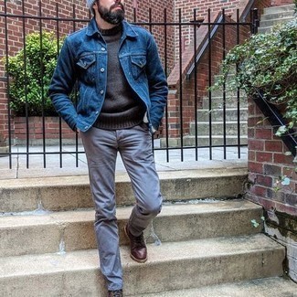Welche Jeansjacken mit grauer Chinohose zu tragen – 161 Herren Outfits: Entscheiden Sie sich für eine Jeansjacke und eine graue Chinohose, um mühelos alles zu meistern, was auch immer der Tag bringen mag. Fühlen Sie sich ideenreich? Komplettieren Sie Ihr Outfit mit einer braunen Lederfreizeitstiefeln.