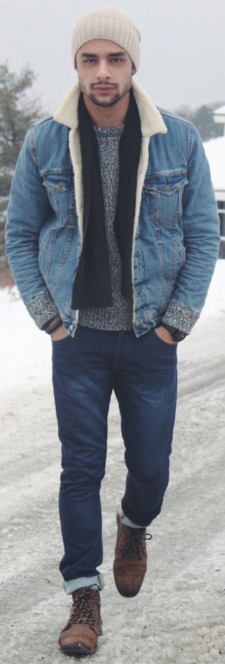 blaue Jeansjacke, grauer Pullover mit einem Rundhalsausschnitt, dunkelblaue enge Jeans, braune Wildlederfreizeitstiefel für Herren