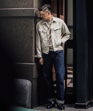 Graue Jeansjacke kombinieren – 164 Herren Outfits warm Wetter: Tragen Sie eine graue Jeansjacke und dunkelblauen Jeans, um einen lockeren, aber dennoch stylischen Look zu erhalten. Fühlen Sie sich mutig? Entscheiden Sie sich für schwarzen Leder Slipper mit Quasten.