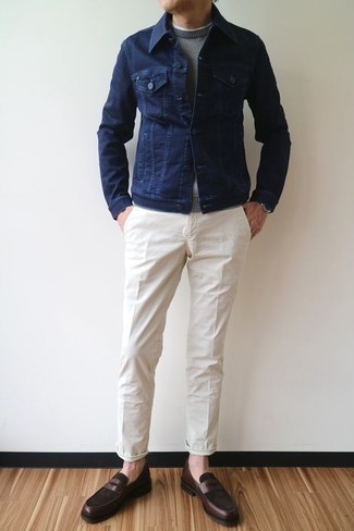 40 Jährige: Wie weißes T-Shirt mit einem Rundhalsausschnitt mit blauer Jeansjacke zu kombinieren – 4 Herbst Herren Outfits: Kombinieren Sie eine blaue Jeansjacke mit einem weißen T-Shirt mit einem Rundhalsausschnitt, um mühelos alles zu meistern, was auch immer der Tag bringen mag. Entscheiden Sie sich für dunkelbraunen Leder Slipper, um Ihr Modebewusstsein zu zeigen. Schon mal so einen trendigen Übergangs-Outfit gesehen?