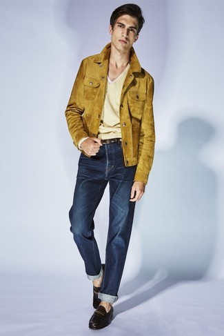 Senf Jacke kombinieren – 493 Herren Outfits: Kombinieren Sie eine senf Jacke mit dunkelblauen Jeans, um einen lockeren, aber dennoch stylischen Look zu erhalten. Fühlen Sie sich ideenreich? Wählen Sie schwarzen Leder Slipper.