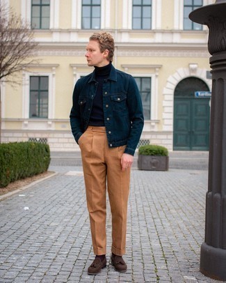 30 Jährige: Welche Anzughosen mit dunkelbrauner Slipper zu tragen – 296 Smart-Casual Herren Outfits: Kombinieren Sie eine dunkeltürkise Jeansjacke mit einer Anzughose, um vor Klasse und Perfektion zu strotzen. Dunkelbraune Slipper sind eine kluge Wahl, um dieses Outfit zu vervollständigen.