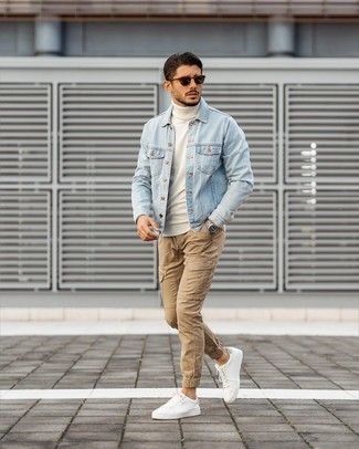 Wie Cargohose mit niedriger Sneakers zu kombinieren – 500+ Herren Outfits: Entscheiden Sie sich für eine hellblaue Jeansjacke und eine Cargohose für einen bequemen Alltags-Look. Niedrige Sneakers sind eine perfekte Wahl, um dieses Outfit zu vervollständigen.
