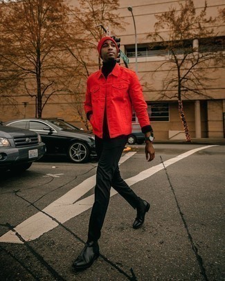 Rote Jacke kombinieren – 180 Smart-Casual Herbst Herren Outfits: Entscheiden Sie sich für eine rote Jacke und eine schwarze Chinohose für einen bequemen Alltags-Look. Machen Sie Ihr Outfit mit schwarzen Chelsea Boots aus Leder eleganter. Ein cooles Outfit für den Herbst.