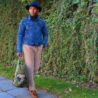 Dunkelblauen Wollhut kombinieren – 170 Herren Outfits: Kombinieren Sie eine blaue Jeansjacke mit einem dunkelblauen Wollhut für einen entspannten Wochenend-Look. Braune Leder Slipper mit Quasten sind eine einfache Möglichkeit, Ihren Look aufzuwerten.