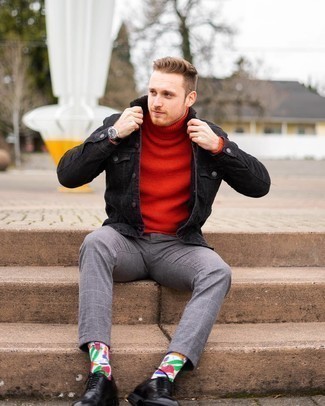 Roten Wollrollkragenpullover kombinieren – 10 Smart-Casual Frühling Herren Outfits: Erwägen Sie das Tragen von einem roten Wollrollkragenpullover und einer grauen Chinohose mit Karomuster für ein großartiges Wochenend-Outfit. Fühlen Sie sich ideenreich? Ergänzen Sie Ihr Outfit mit schwarzen Leder Oxford Schuhen. Dieses Outfit ist ideal für die Übergangszeit geeignet.