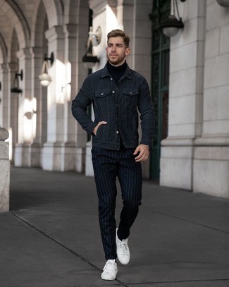 Dunkelblaue Socken kombinieren – 500+ Herren Outfits: Entscheiden Sie sich für Komfort in einer dunkelblauen Jeansjacke und dunkelblauen Socken. Fühlen Sie sich ideenreich? Ergänzen Sie Ihr Outfit mit weißen Segeltuch niedrigen Sneakers.