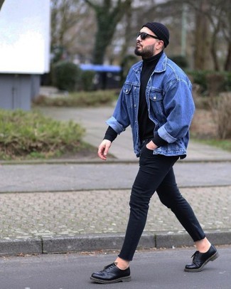 blaue Jeansjacke, schwarzer Rollkragenpullover, schwarze enge Jeans, schwarze Leder Derby Schuhe für Herren
