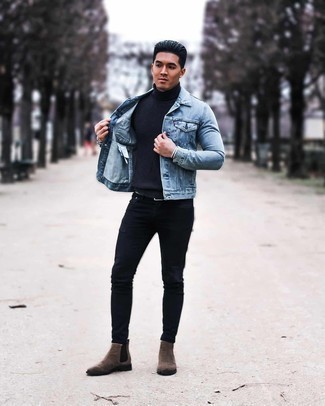 20 Jährige: Hellblaue Jacke kombinieren – 66 Smart-Casual Herren Outfits: Entscheiden Sie sich für eine hellblaue Jacke und schwarzen enge Jeans für ein Alltagsoutfit, das Charakter und Persönlichkeit ausstrahlt. Komplettieren Sie Ihr Outfit mit braunen Chelsea Boots aus Wildleder, um Ihr Modebewusstsein zu zeigen.