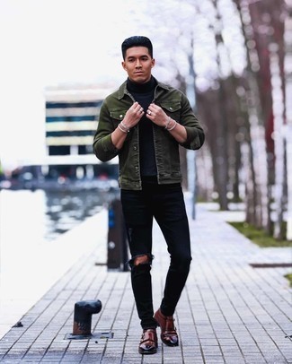 Doppelmonks aus Leder kombinieren – 12 Casual Herren Outfits warm Wetter: Paaren Sie eine olivgrüne Jeansjacke mit schwarzen engen Jeans mit Destroyed-Effekten für einen entspannten Wochenend-Look. Doppelmonks aus Leder sind eine einfache Möglichkeit, Ihren Look aufzuwerten.
