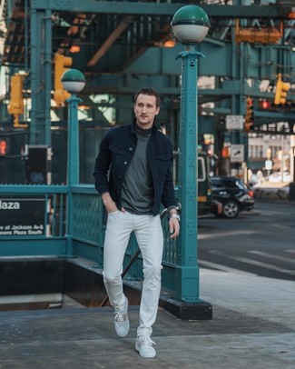 30 Jährige: Wie Rollkragenpullover mit Jeans zu kombinieren – 500+ Herren Outfits warm Wetter: Kombinieren Sie einen Rollkragenpullover mit Jeans für ein bequemes Outfit, das außerdem gut zusammen passt. Vervollständigen Sie Ihr Look mit weißen Leder niedrigen Sneakers.