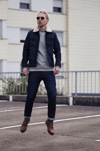 Welche Rollkragenpullover mit dunkelblauer Jeansjacke zu tragen – 44 Smart-Casual Herren Outfits warm Wetter: Kombinieren Sie eine dunkelblaue Jeansjacke mit einem Rollkragenpullover für einen bequemen Alltags-Look. Ergänzen Sie Ihr Look mit einer dunkelroten Lederfreizeitstiefeln.