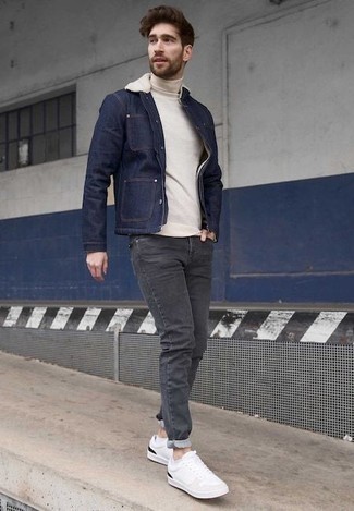 Dunkelblaue Jeansjacke kombinieren – 252 Frühling Herren Outfits: Kombinieren Sie eine dunkelblaue Jeansjacke mit dunkelgrauen Jeans, um einen lockeren, aber dennoch stylischen Look zu erhalten. Weiße und schwarze Segeltuch niedrige Sneakers sind eine perfekte Wahl, um dieses Outfit zu vervollständigen. Das ist eindeutig ein perfekt passender Look für Frühlingsabende!