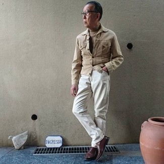 60 Jährige: Welche Slipper mit hellbeige Rollkragenpullovers zu tragen – 1 Herren Outfits: Kombinieren Sie einen hellbeige Rollkragenpullover mit weißen Jeans, um einen lockeren, aber dennoch stylischen Look zu erhalten. Fühlen Sie sich ideenreich? Entscheiden Sie sich für Slipper.