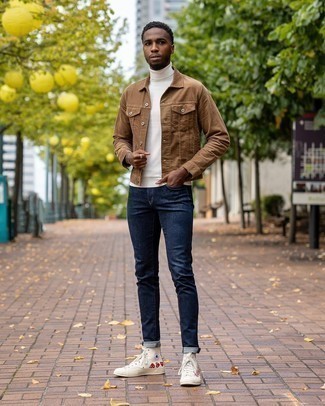 Bedruckte Schuhe kombinieren – 500+ Herren Outfits: Kombinieren Sie eine braune Jeansjacke mit dunkelblauen Jeans für ein bequemes Outfit, das außerdem gut zusammen passt. Fühlen Sie sich ideenreich? Entscheiden Sie sich für hellbeige bedruckten hohe Sneakers aus Segeltuch.