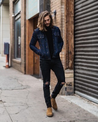 30 Jährige: Dunkelblaue Jeansjacke kombinieren – 500+ Herren Outfits: Für ein bequemes Couch-Outfit, kombinieren Sie eine dunkelblaue Jeansjacke mit schwarzen Jeans mit Destroyed-Effekten. Fühlen Sie sich mutig? Wählen Sie beige Chelsea Boots aus Wildleder.