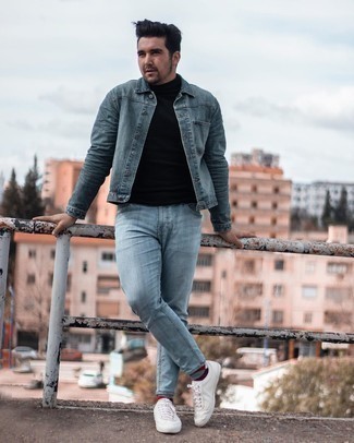 Türkise Jeans kombinieren – 1200+ Herren Outfits: Kombinieren Sie eine blaue Jeansjacke mit türkisen Jeans für ein großartiges Wochenend-Outfit. Komplettieren Sie Ihr Outfit mit weißen Segeltuch niedrigen Sneakers.